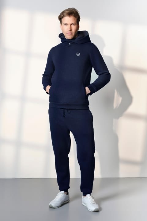 Fermuarlı cepli gri erkek eşofman takımı a&ccedil;ık hava y&uuml;r&uuml;y&uuml;ş&uuml;nde giyilmiş