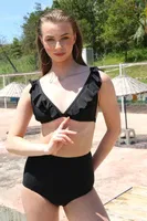 Akbeniz Kadın Fırfırlı Yüksek Bel Siyah Bikini 35001 Siyah detay görünüm