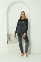 Önü Yazılı Kadife Gri Uzun Kollu Kadın Pijama Takım Akbeniz 20624 Füme