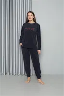 Uzun Kollu Önü Yazılı Welsoft Polar Kadın Pijama Takımı Akbeniz 8517 Lacivert farklı açı
