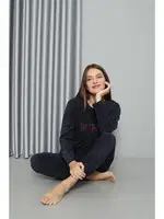 Uzun Kollu Önü Yazılı Welsoft Polar Kadın Pijama Takımı Akbeniz 8517 Lacivert görsel 5