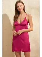 Saten Çiçek Baskılı Sabahlık ve İp Askılı Dantelli Kısa Gecelik Takım Anıl 5646 Mürdüm detay görünüm