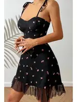 Eteği Tül Çiçek Desenli Bağlama Askılı Kısa Gecelik Ruselin 5072 Siyak detay görünüm