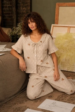 Bej Ekose Ayıcık Desenli Fırfır Yaka Kısa Kollu Düğmeli Pijama Takımı Bella Notte 61235