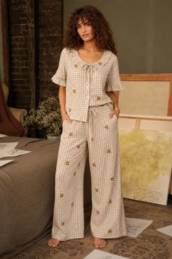 Bej Ekose Ayıcık Desenli Fırfır Yaka Kısa Kollu Düğmeli Pijama Takımı Bella Notte 61235 - Alternatif Görünüm