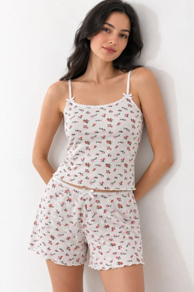 Ekru Minimal Çiçek Desenli Askılı Şortlu Pijama Takımı Bella Notte 7749
