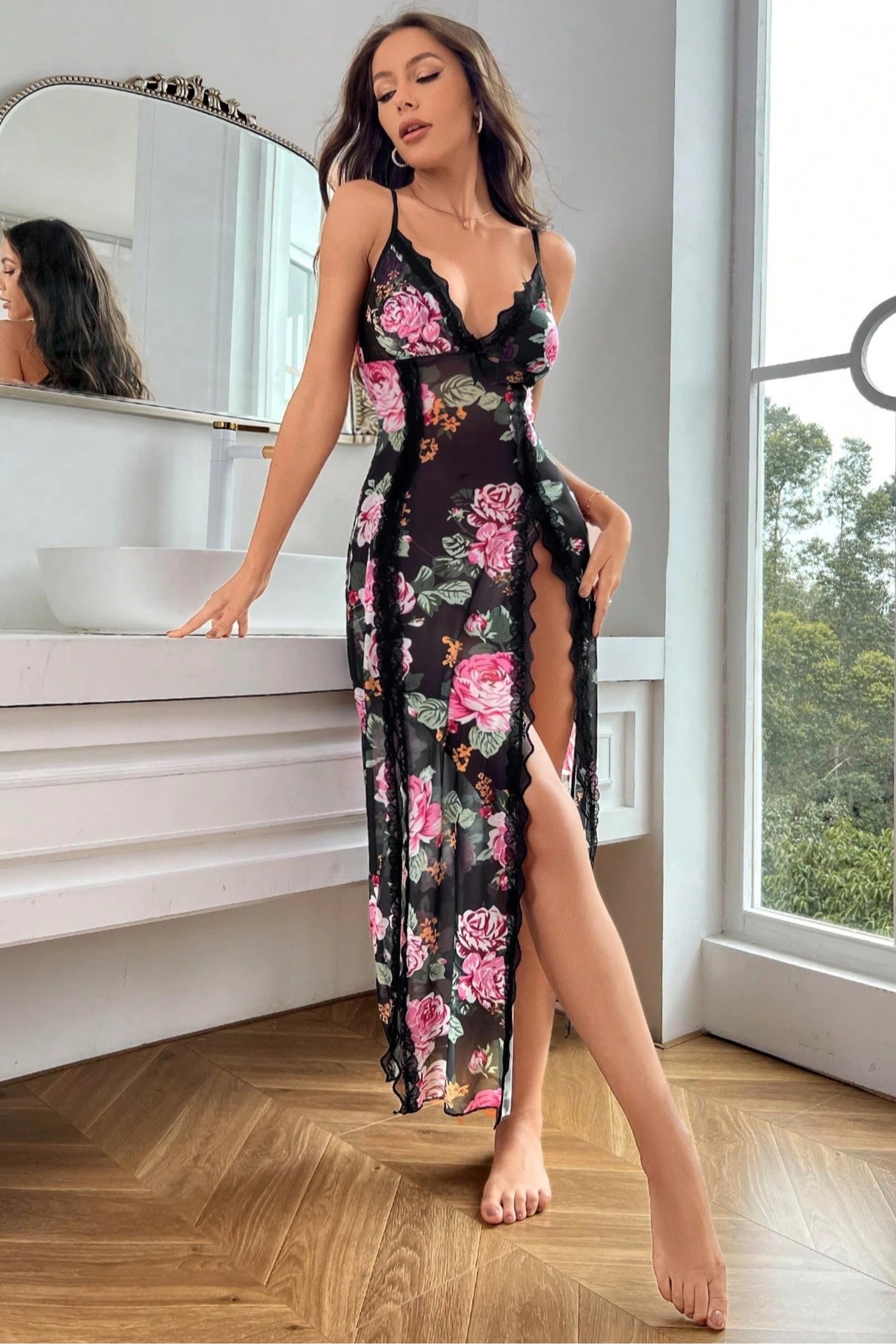 Gül Baskılı İnce Askılı Yırtmaçlı Siyah Fantazi Gecelik Feel Lady F234