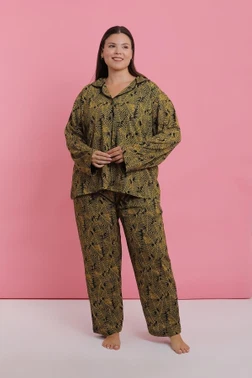 Kadın Büyük Beden Hardal Tropikal Yaprak Desenli Düğmeli Pijama Takımı Akbeniz 202523 - Alternatif Görünüm