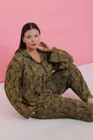 Kadın Büyük Beden Hardal Tropikal Yaprak Desenli Düğmeli Pijama Takımı Akbeniz 202523 Hardal farklı açı