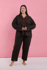 Kadın Büyük Beden Siyah Kırmızı Çiçekli Düğmeli Pijama Takımı Akbeniz 202523