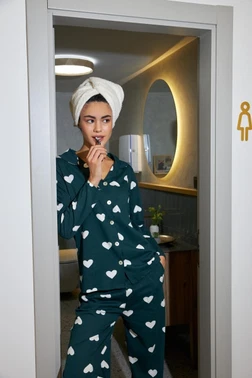 Kadın Zümrüt Yeşili Kalp Desenli Düğmeli Pamuklu Pijama Takımı Akbeniz 27953