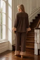 Kahverengi Müslin Kumaş Fırfır Detaylı Bağcıklı Uzun Kollu Pijama Takımı Bella Notte 61361 Kahverengi farklı açı