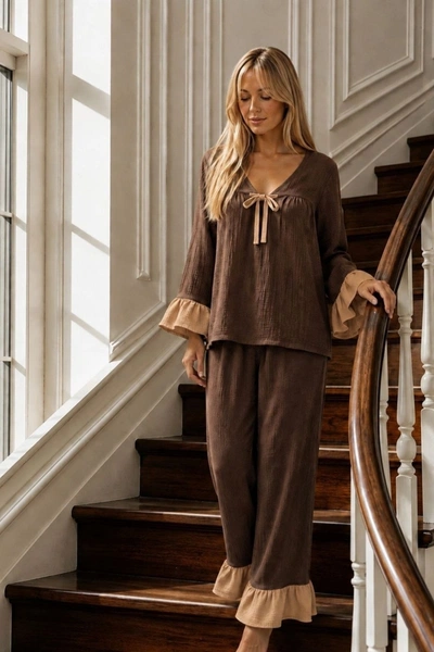 Kahverengi Müslin Kumaş Fırfır Detaylı Bağcıklı Uzun Kollu Pijama Takımı Bella Notte 61361