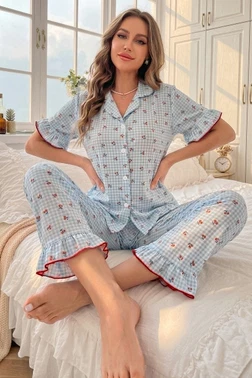 Mavi Pötikare Zemin Romantik Kiraz Desenli Yakalı Fırfır Detaylı Pijama Takımı Bella Notte 77371