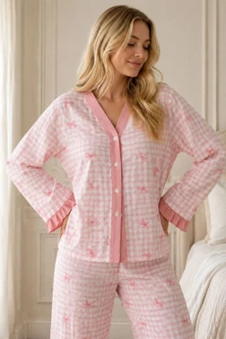 Pembe Ekose Fiyonk Desenli Fırfır Detaylı Düğmeli Uzun Kollu Pijama Takımı Bella Notte 61363