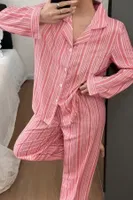 Pembe Klasik Yaka Düğmeli Çizgi Desenli Zamansız Pijama Takımı Bella Notte 77429 Pembe farklı açı