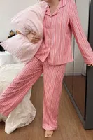 Pembe Klasik Yaka Düğmeli Çizgi Desenli Zamansız Pijama Takımı Bella Notte 77429 Pembe görsel 4