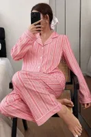 Pembe Klasik Yaka Düğmeli Çizgi Desenli Zamansız Pijama Takımı Bella Notte 77429 Pembe detay görünüm
