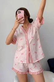 Pembe Pötikare Fiyonk Desenli Fırfır Detaylı Kadın Şortlu Pijama Takımı Bella Notte 77969 - Pembe