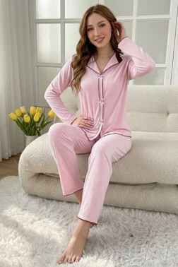 Toz Pembe Uzun Kollu Zarif Dantel Fiyonk Detaylı V Yaka Pijama Takımı Bella Notte 77399 - Alternatif Görünüm