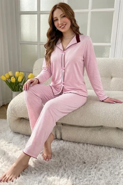 Toz Pembe Uzun Kollu Zarif Dantel Fiyonk Detaylı V Yaka Pijama Takımı Bella Notte 77399